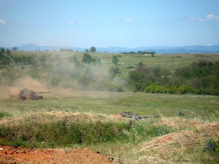 Lữ đoàn xe bọc thép số 30 của Lục quân Hy Lạp huấn luyện chiến đấu tại khu bãi tập Psilos Stalos.